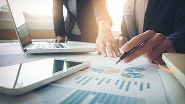 Foto: Nahaufnahme von Händen auf Schreibtisch